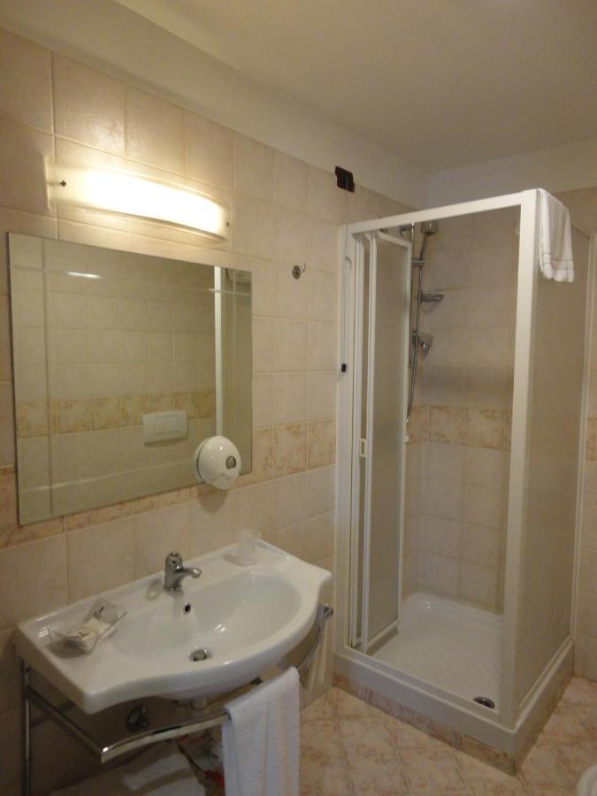 Hotel Vazzana Volpiano Chambre photo