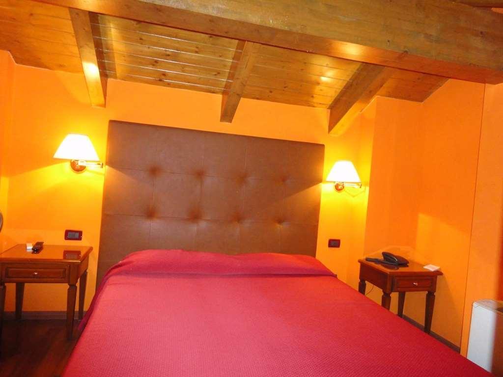 Hotel Vazzana Volpiano Chambre photo